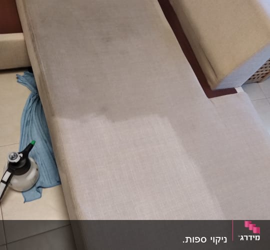 ספה עם כתמים, מכשיר ניקוי ובד כחול